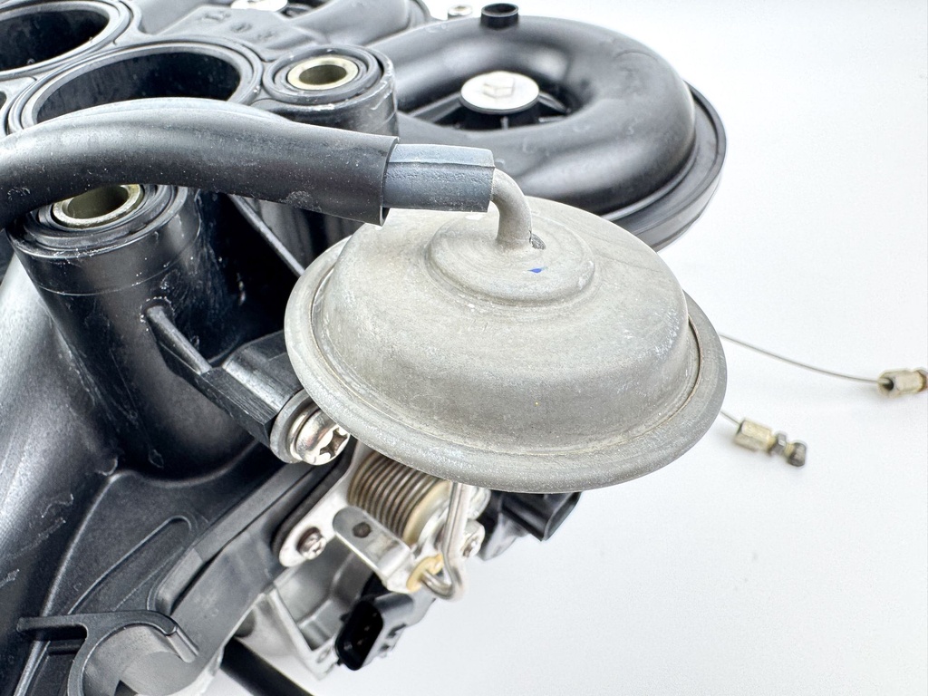 2010 Suzuki 250 HP 4 Stroke Outboard Air Intake Collector 13130-93J21 OEM