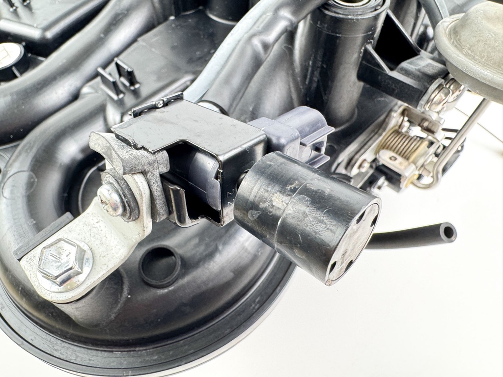 2010 Suzuki 250 HP 4 Stroke Outboard Air Intake Collector 13130-93J21 OEM