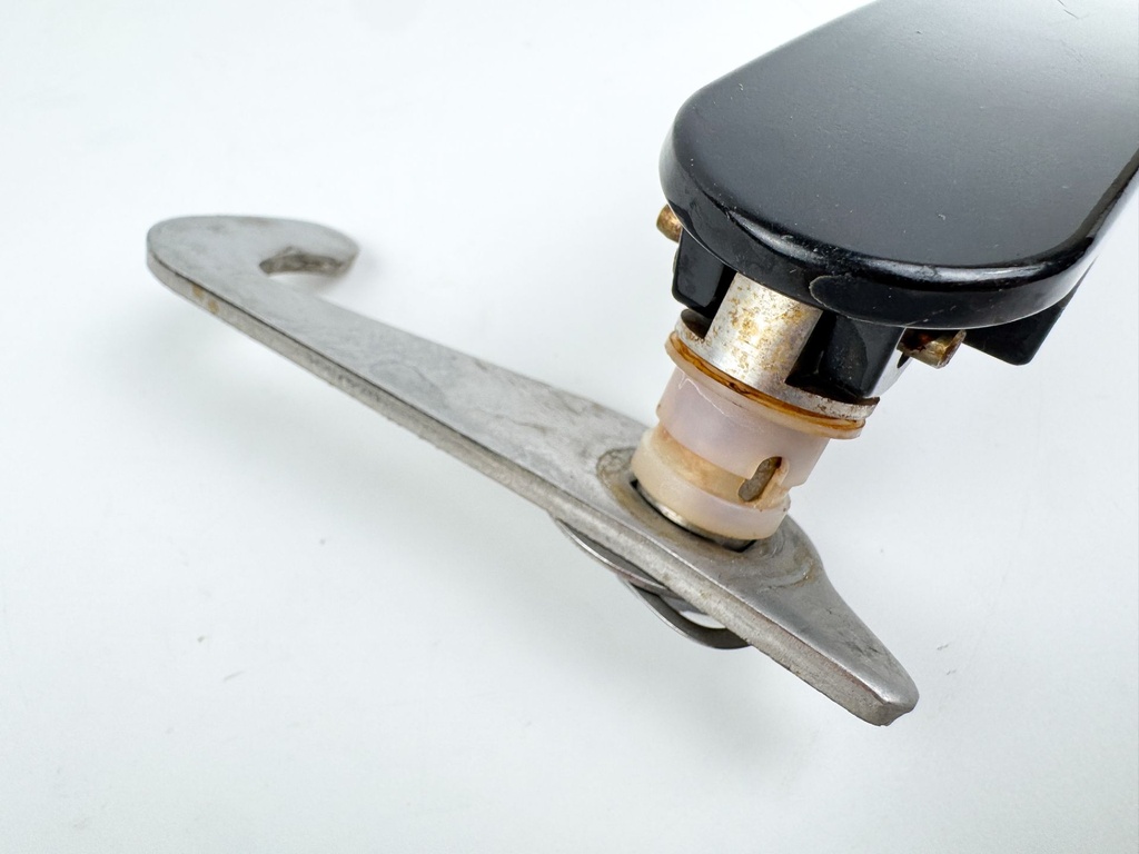 2009 Suzuki 250 HP 4 Stroke Outboard Starboard Latch Handle 61633-93J00-0EP OEM