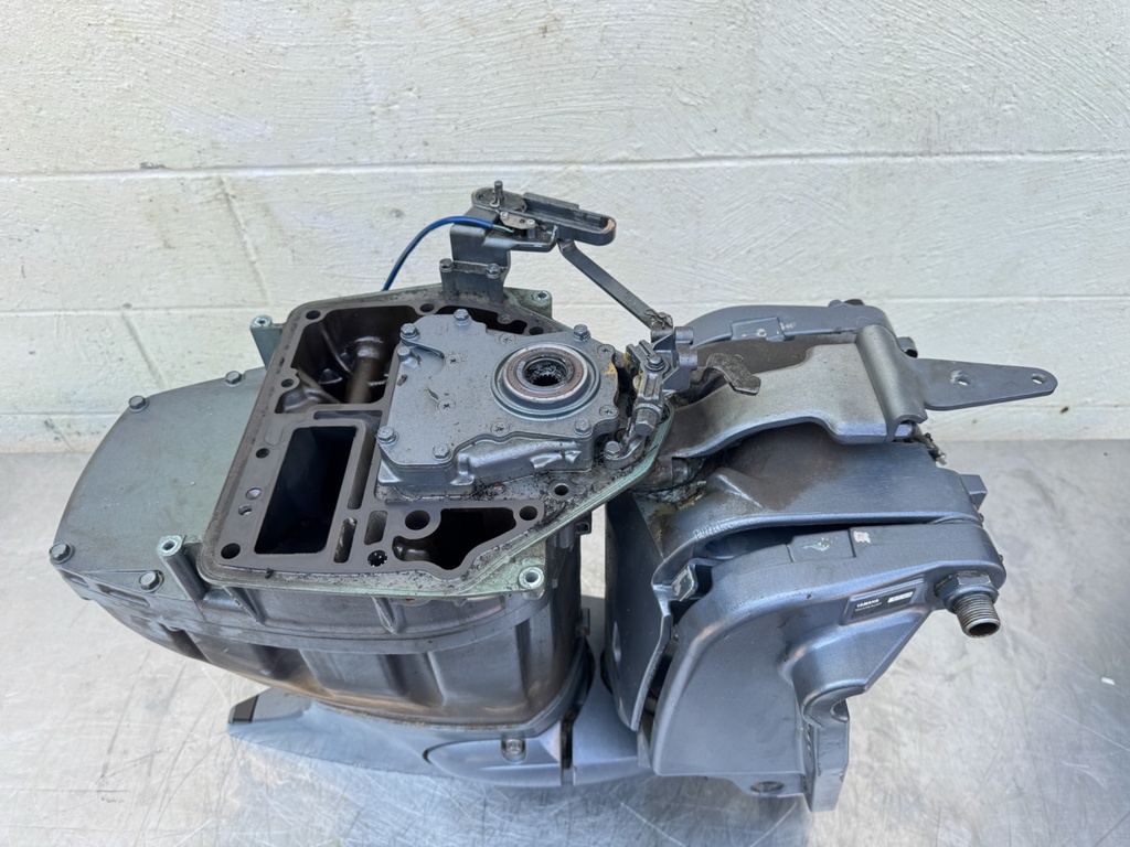 2004 Yamaha 115 HP 4 Stroke Outboard Complete Midsection & Swivel Bracket 64E-43311-10-8D Long