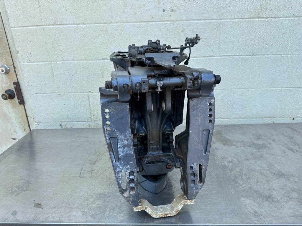 2004 Yamaha 115 HP 4 Stroke Outboard Complete Midsection & Swivel Bracket 64E-43311-10-8D Long