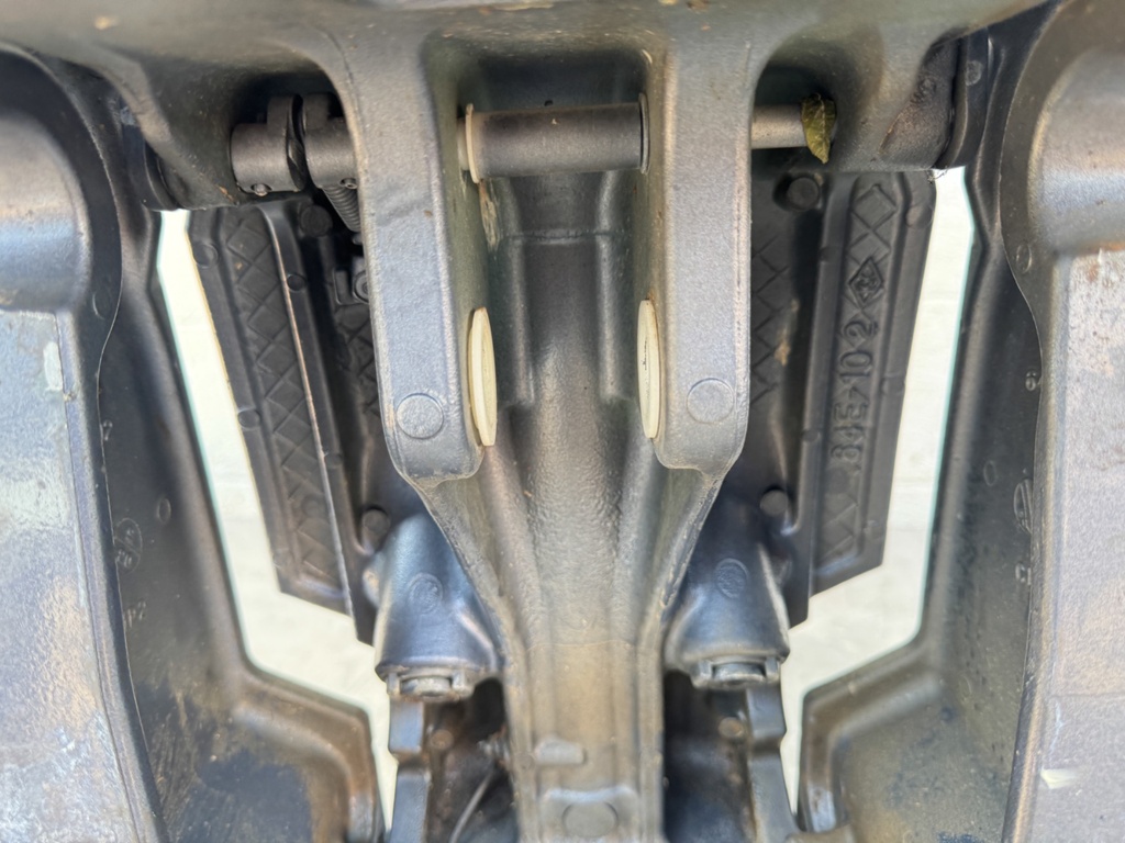 2004 Yamaha 115 HP 4 Stroke Outboard Complete Midsection & Swivel Bracket 64E-43311-10-8D Long