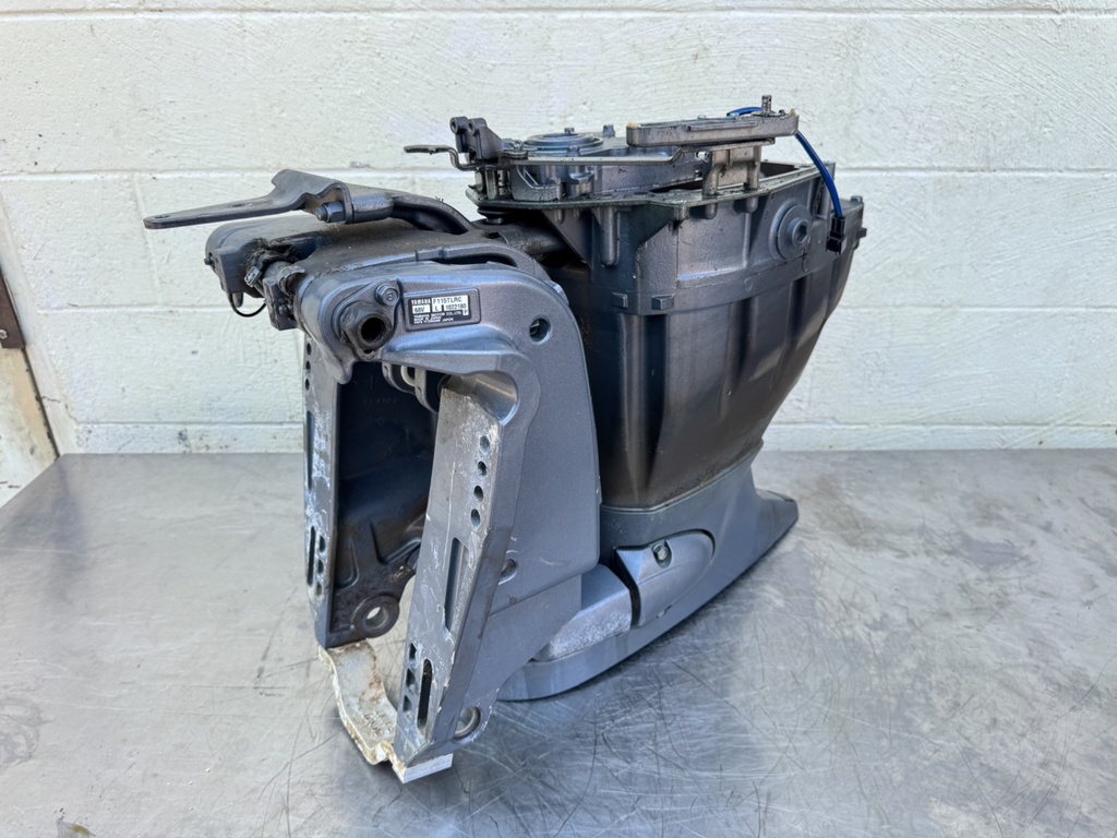 2004 Yamaha 115 HP 4 Stroke Outboard Complete Midsection & Swivel Bracket 64E-43311-10-8D Long