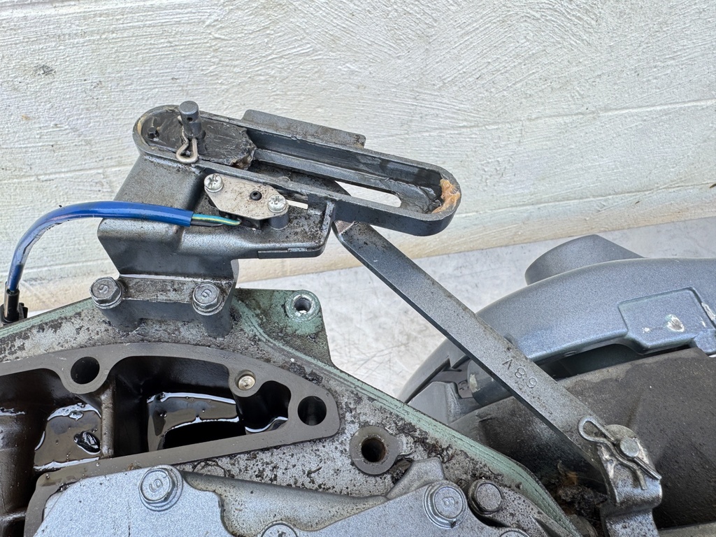 2004 Yamaha 115 HP 4 Stroke Outboard Complete Midsection & Swivel Bracket 64E-43311-10-8D Long