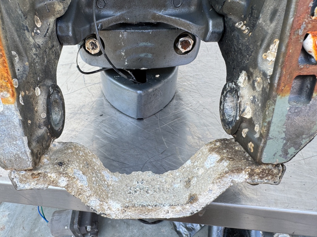 2003 Yamaha 115 HP 4 Stroke Outboard Complete Midsection & Swivel Bracket 64E-43311-10-8D OEM