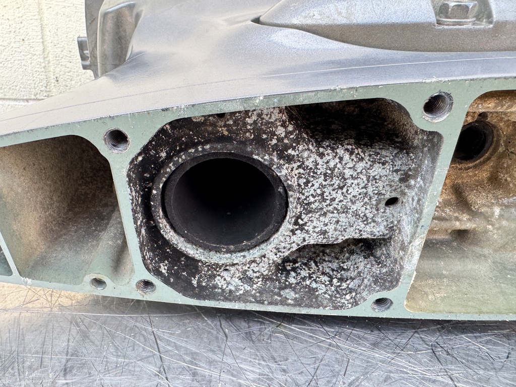 2003 Yamaha 115 HP 4 Stroke Outboard Complete Midsection & Swivel Bracket 64E-43311-10-8D OEM