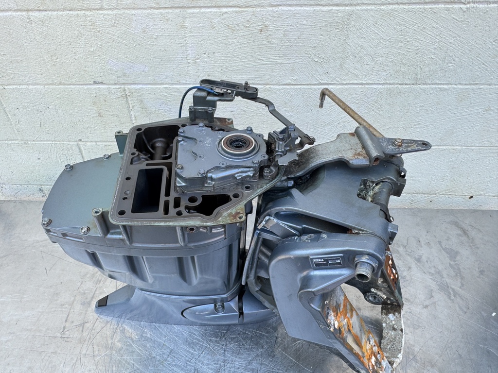 2003 Yamaha 115 HP 4 Stroke Outboard Complete Midsection & Swivel Bracket 64E-43311-10-8D OEM