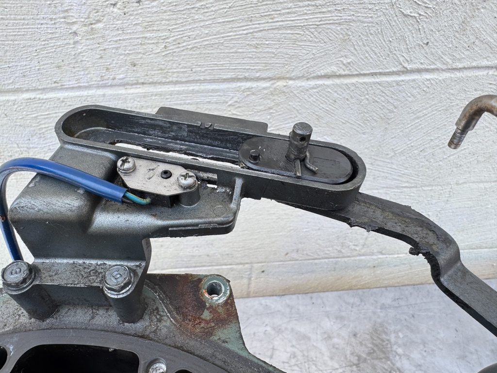 2003 Yamaha 115 HP 4 Stroke Outboard Complete Midsection & Swivel Bracket 64E-43311-10-8D OEM