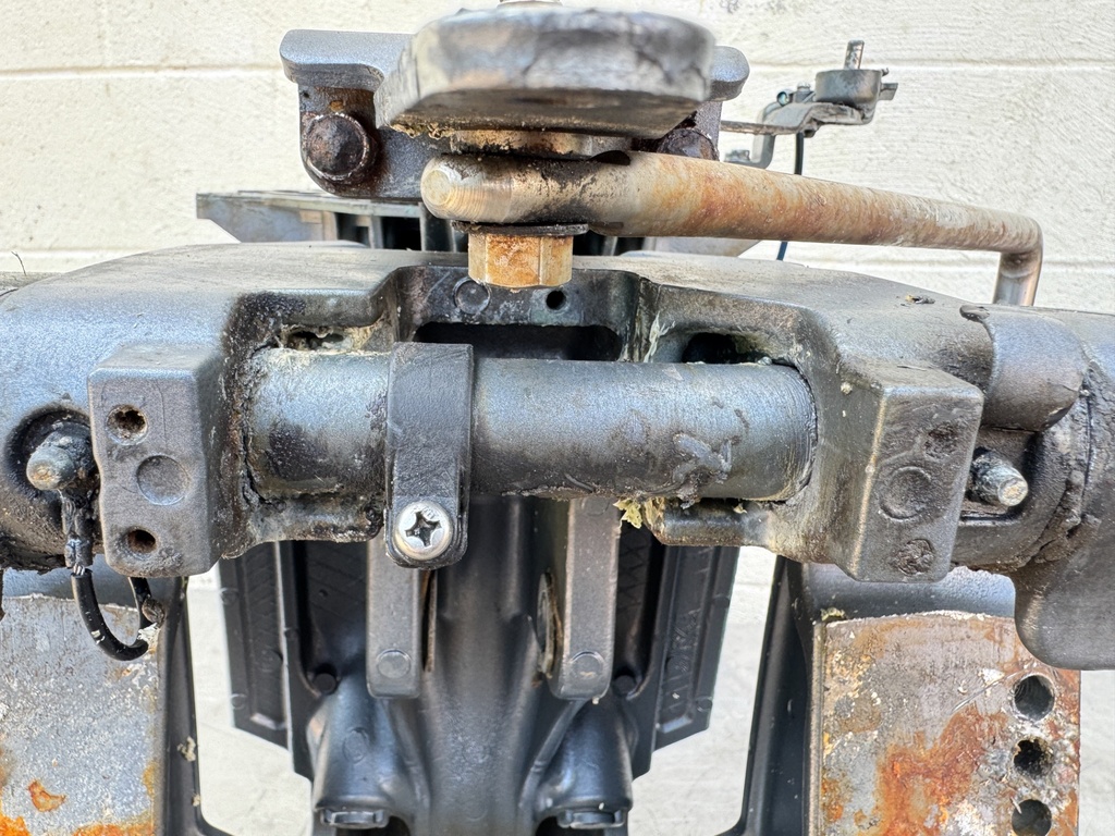 2003 Yamaha 115 HP 4 Stroke Outboard Complete Midsection & Swivel Bracket 64E-43311-10-8D OEM