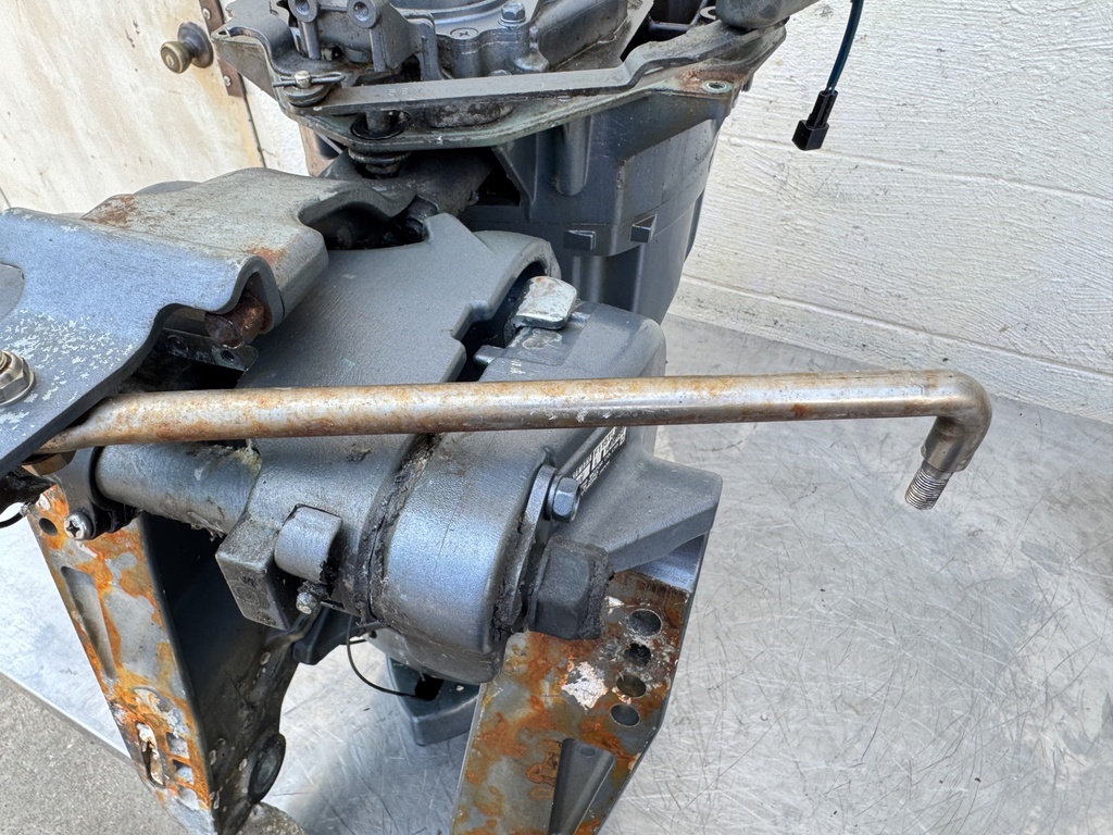 2003 Yamaha 115 HP 4 Stroke Outboard Complete Midsection & Swivel Bracket 64E-43311-10-8D OEM