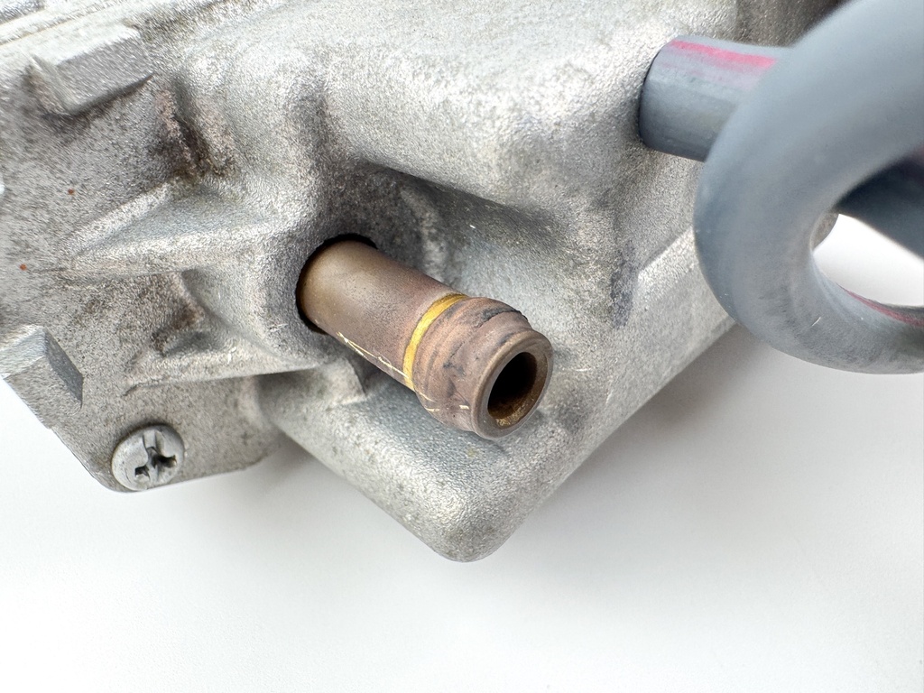 2008 Yamaha 150 HP 4 Stroke Outboard VST Float Chamber Assembly 63P-14180-01-00 Tested