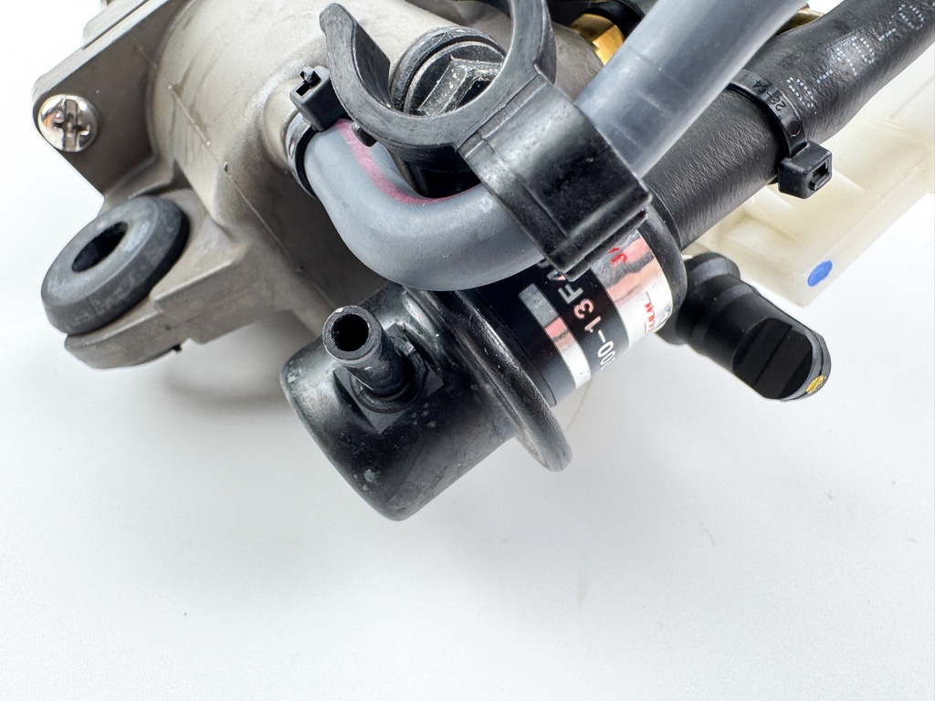 2014 Yamaha 60 HP 4 Stroke Outboard VST Float Chamber Assembly 6C5-14180-23-00 OEM