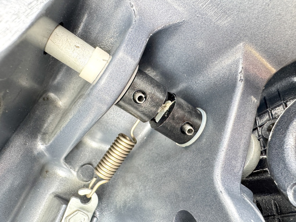 2014 Yamaha 60 HP 4 Stroke Outboard Swivel Bracket 69W-42510-01-8D OEM