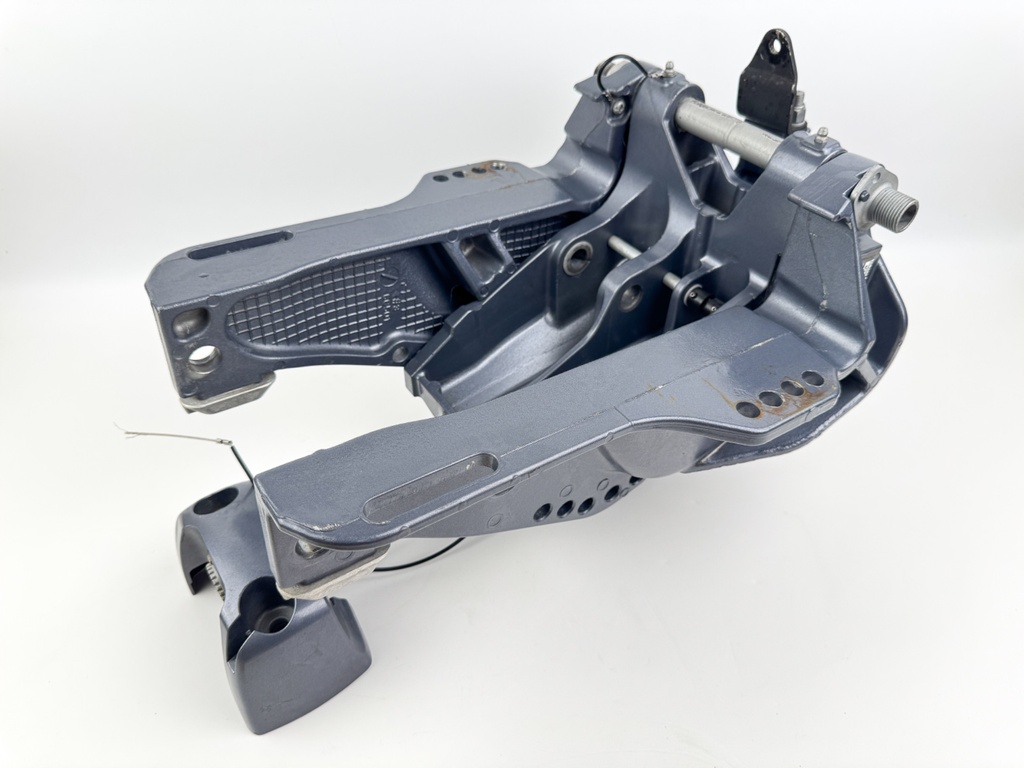 2014 Yamaha 60 HP 4 Stroke Outboard Swivel Bracket 69W-42510-01-8D OEM