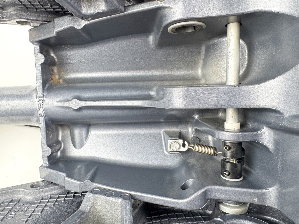 2014 Yamaha 60 HP 4 Stroke Outboard Swivel Bracket 69W-42510-01-8D OEM