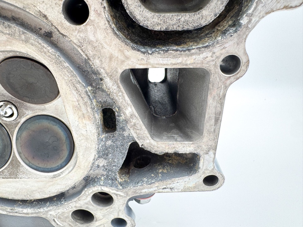 2002 Yamaha 225 HP 4 Stroke Outboard Starboard Cylinder Head 69J-W009A-01-1S OEM