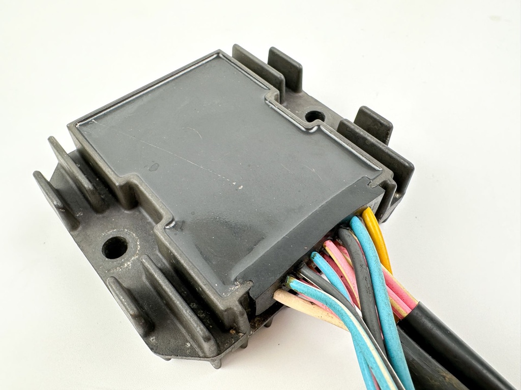 2004 Yamaha 225 HP 4 Stroke Outboard Drive Unit Assembly 69J-83306-01-00 OEM