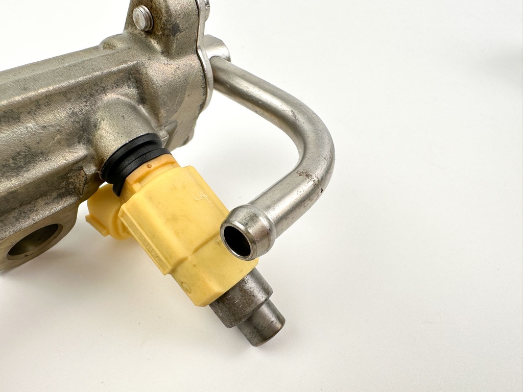 2004 Yamaha 225 HP 4 Stroke Outboard Fuel Injector Set W/ Rail 69J-13761-00-00 OEM