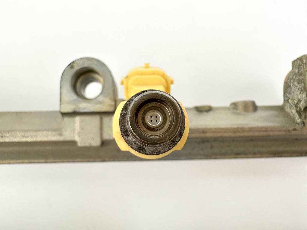 2004 Yamaha 225 HP 4 Stroke Outboard Fuel Injector Set W/ Rail 69J-13761-00-00 OEM