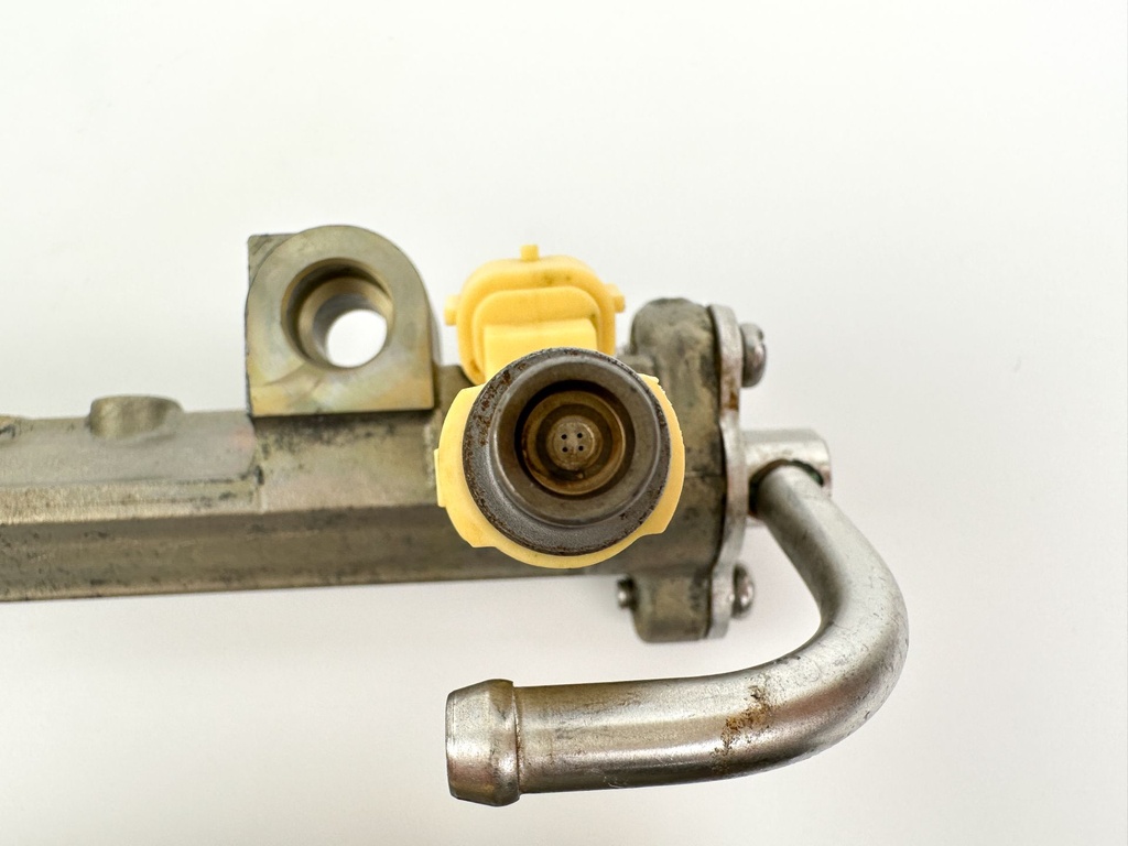 2004 Yamaha 225 HP 4 Stroke Outboard Fuel Injector Set W/ Rail 69J-13761-00-00 OEM