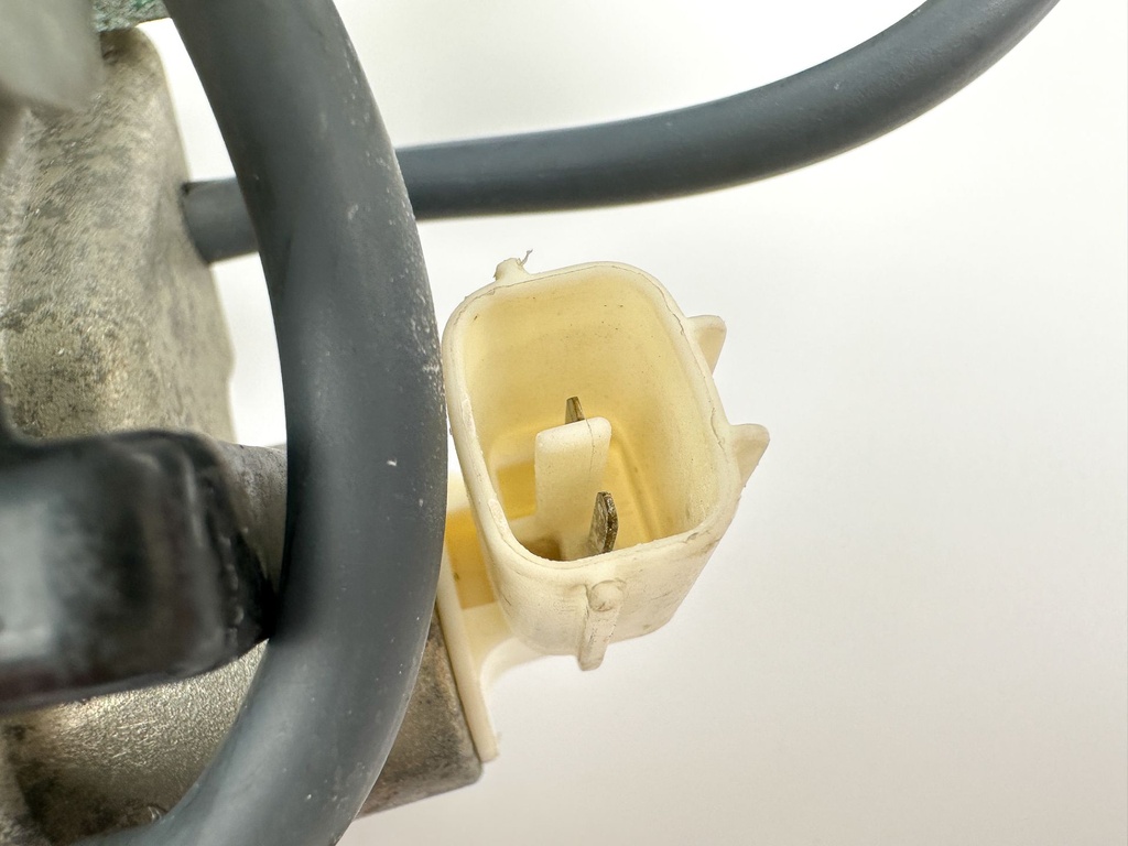 2004 Yamaha 225 HP 4 Stroke Outboard VST Float Chamber Assembly 69J-14180-11-00 OEM