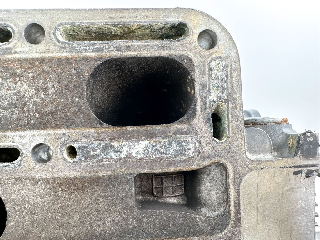 2012 Suzuki 140 HP 4 Stroke Outboard Cylinder Head 11100-90J11 OEM