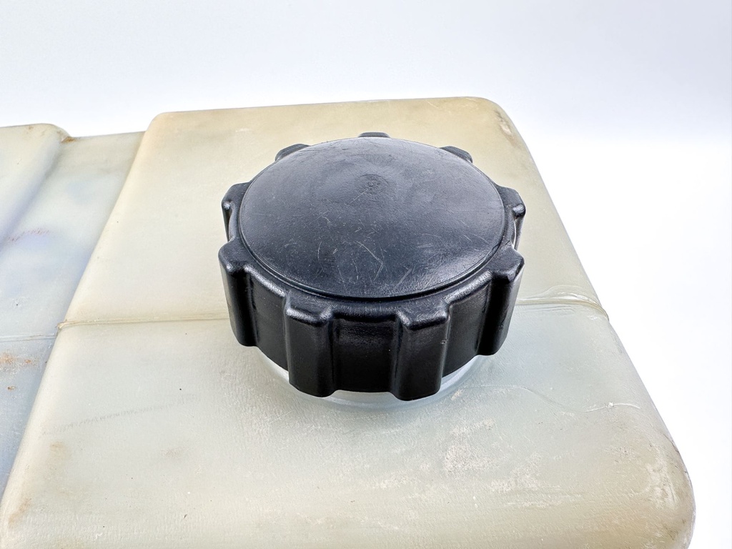 Yamaha Outboard Remote 2 Stroke Oil Tank Assembly With Pump 2.8 Gallons