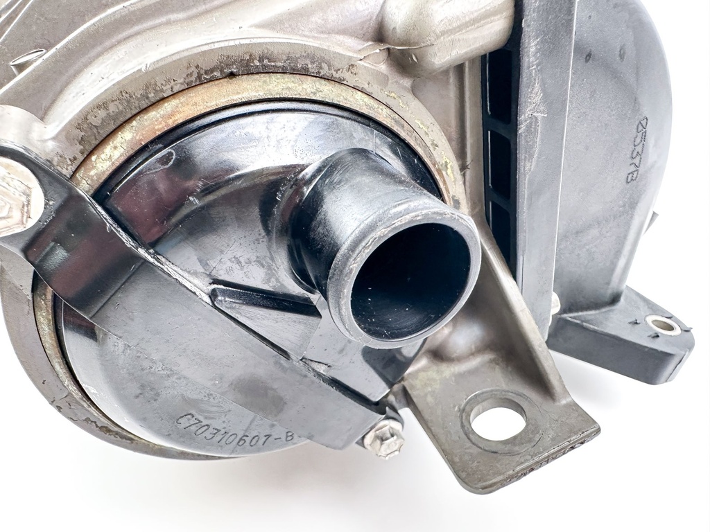 2007 Mercury 275 HP 4 Stroke Outboard CAC Charge Air Cooler 880608T07 OEM