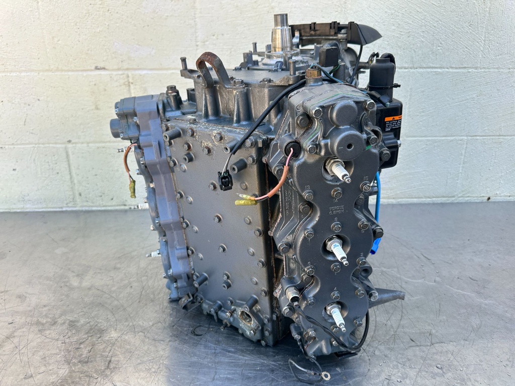 1999 Yamaha 200HP OX66 2 Stroke Outboard Powerhead 67H-15100-00-94 OEM