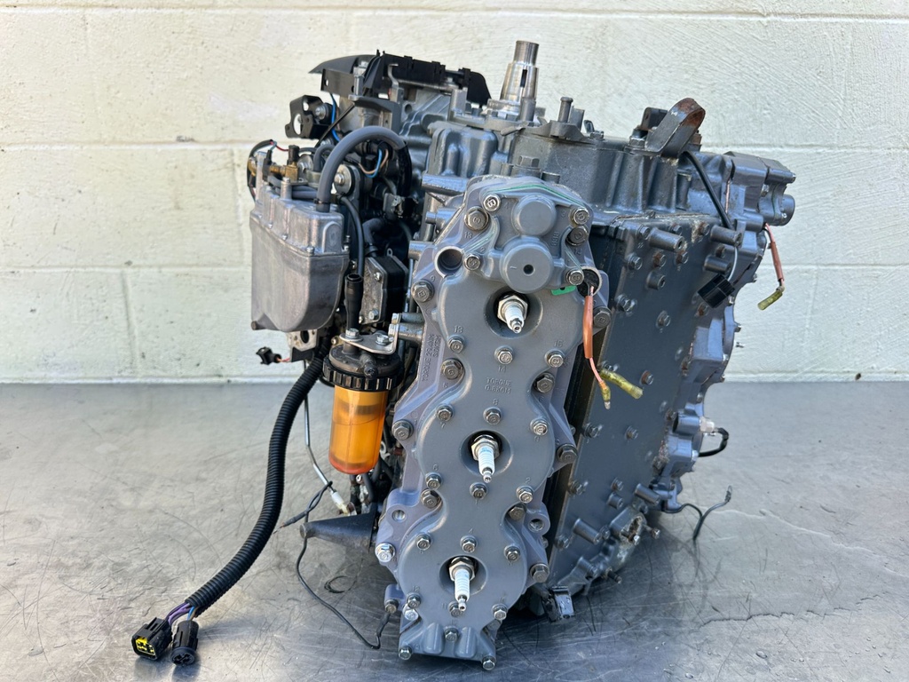 1999 Yamaha 200HP OX66 2 Stroke Outboard Powerhead 67H-15100-00-94 OEM