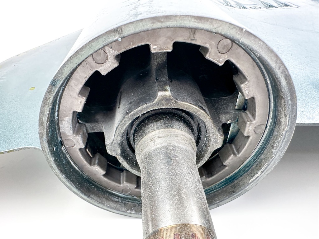 2004 + Yamaha 150HP 4 Stroke 25" Shaft Lower Unit Gear Case 63P-45300-17-8D RH