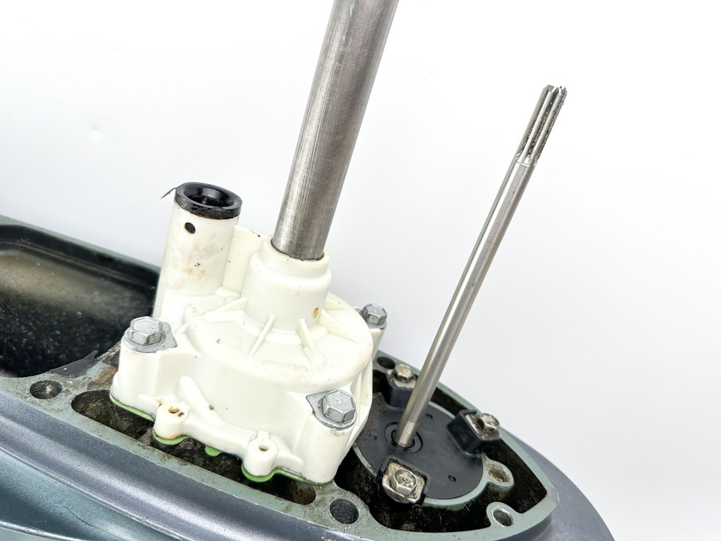 2004 + Yamaha 150HP 4 Stroke 25" Shaft Lower Unit Gear Case 63P-45300-17-8D RH