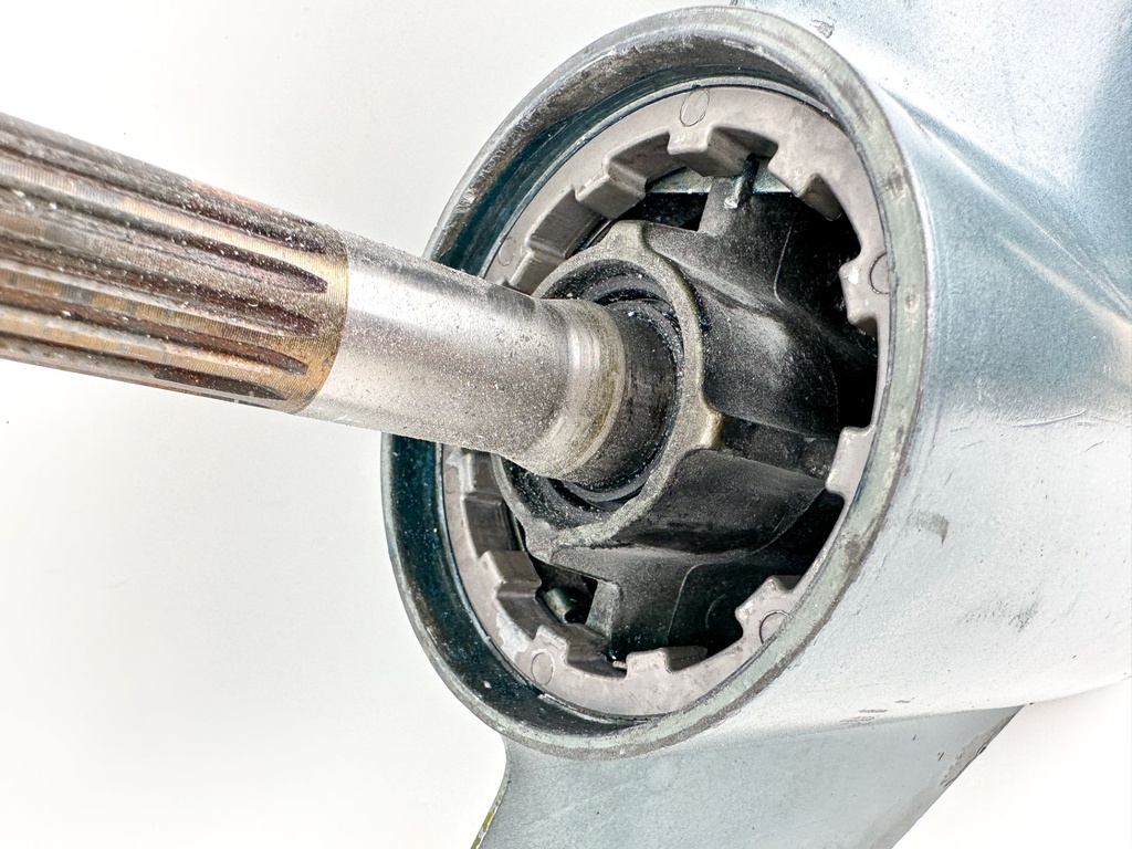 2004 + Yamaha 150HP 4 Stroke 25" Shaft Lower Unit Gear Case 63P-45300-17-8D RH