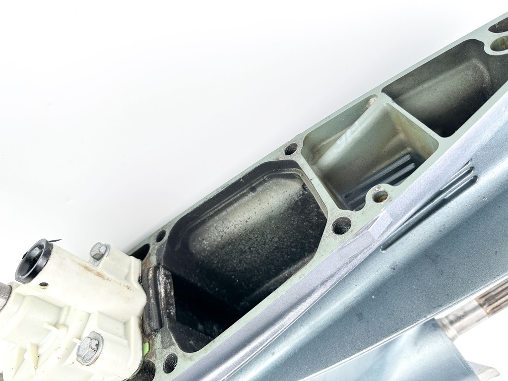 2004 + Yamaha 150HP 4 Stroke 25" Shaft Lower Unit Gear Case 63P-45300-17-8D RH