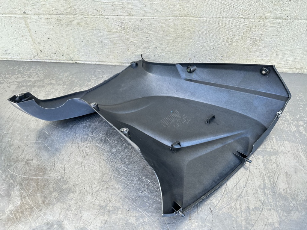 2022 Yamaha 200 HP 4 Stroke Outboard Lower Apron Cowling Starboard 6LH-42770-00-8D OEM