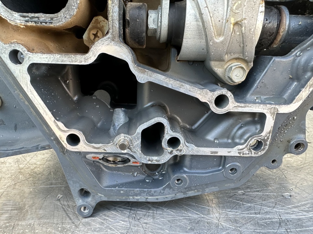 2013 Yamaha 250 HP 4 Stroke Outboard Complete Midsection & Swivel Bracket 6CE-41137-00-CA OEM