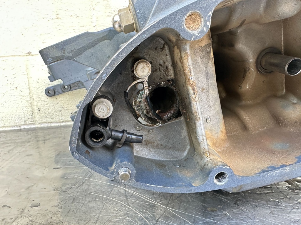 2013 Yamaha 250 HP 4 Stroke Outboard Complete Midsection & Swivel Bracket 6CE-41137-00-CA OEM