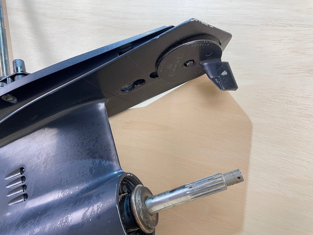 2000 Evinrude Ficht 175HP V6 20" Lower Unit RH Gear Case Assembly