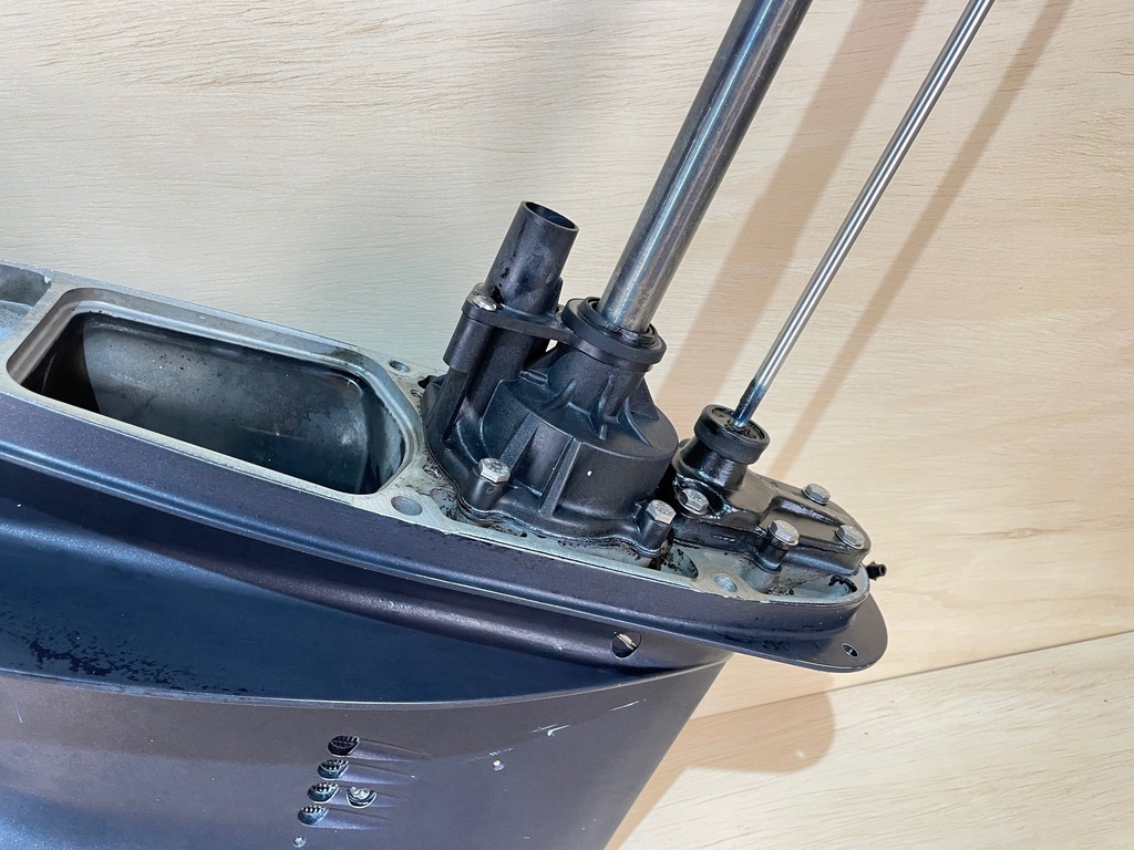 2000 Evinrude Ficht 175HP V6 20" Lower Unit RH Gear Case Assembly