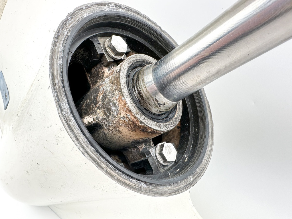 2005 Evinrude 115 HP 2 Stroke Outboard 25" Lower Unit Gear Case 5005547 OEM