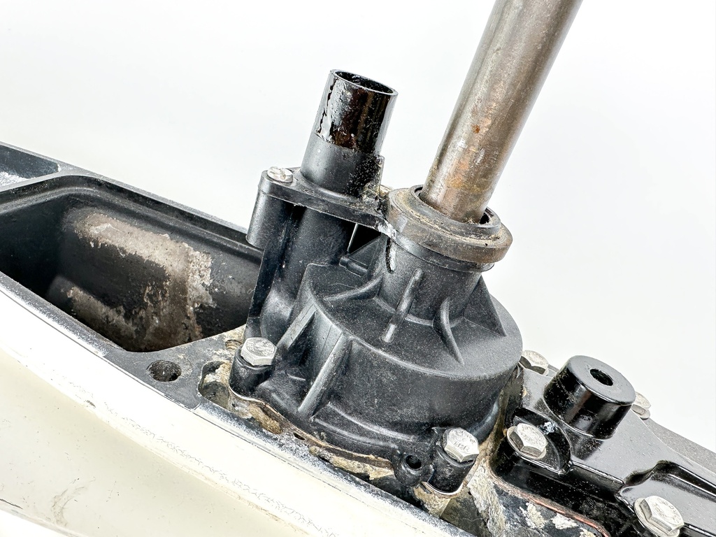 2005 Evinrude 115 HP 2 Stroke Outboard 25" Lower Unit Gear Case 5005547 OEM