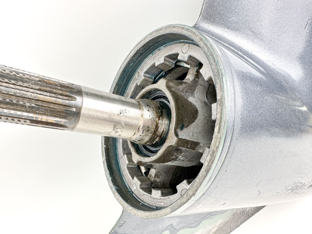 1996-2005 Yamaha 150 175 200 HP 2 Stroke 25" XL Lower Unit Gear Case 64E-45300-21-8D