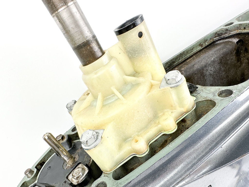 1996-2005 Yamaha 150 175 200 HP 2 Stroke 25" XL Lower Unit Gear Case 64E-45300-21-8D