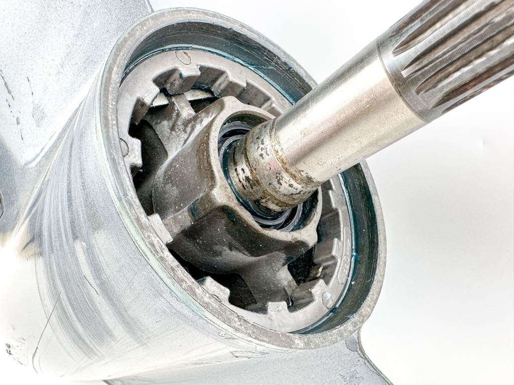 1996-2005 Yamaha 150 175 200 HP 2 Stroke 25" XL Lower Unit Gear Case 64E-45300-21-8D