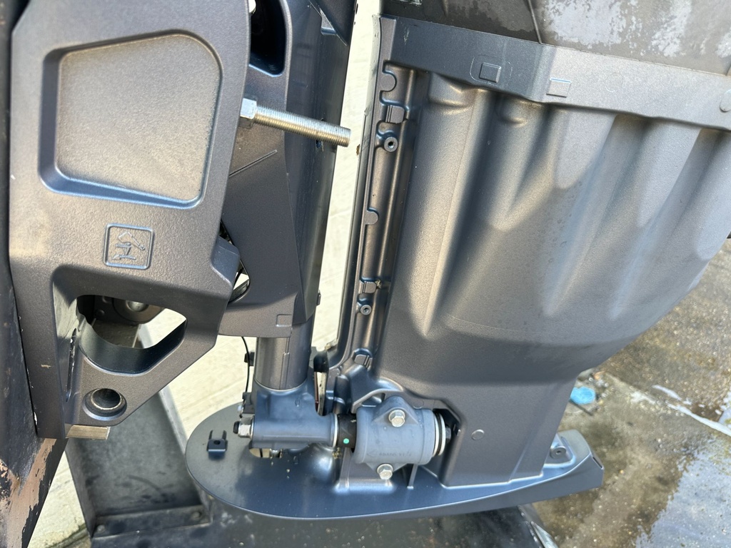 2022 Yamaha 200HP I4 Outboard Midsection & Swivel W/ Steering