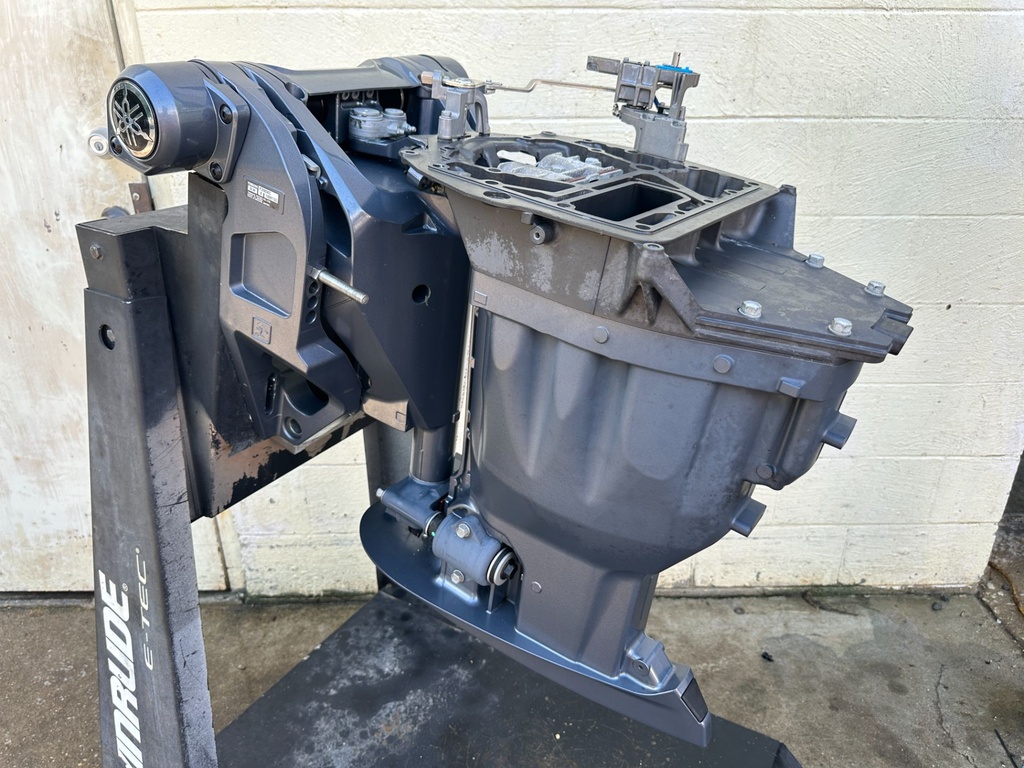 2022 Yamaha 200HP I4 Outboard Midsection & Swivel W/ Steering