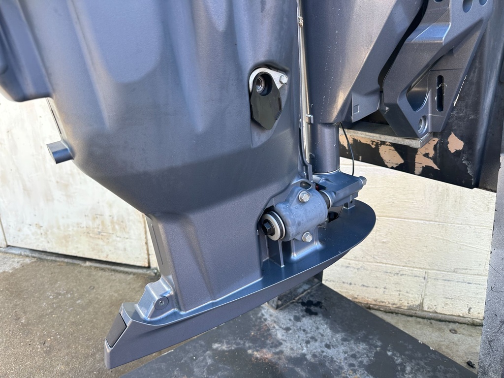 2022 Yamaha 200HP I4 Outboard Midsection & Swivel W/ Steering