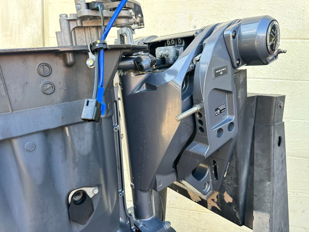 2022 Yamaha 200HP I4 Outboard Midsection & Swivel W/ Steering