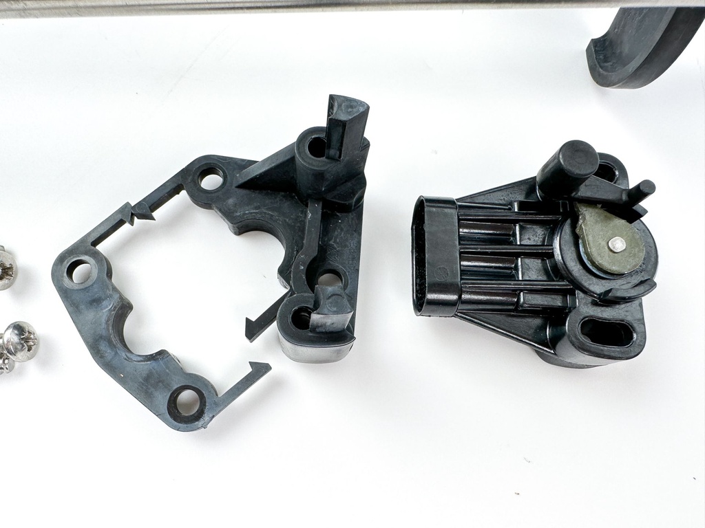 2005 Evinrude 115 HP 2 Stroke Outboard Flywheel Cover 5004519 OEM