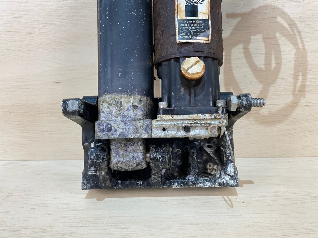 Mercury 70 90 115HP Power Tilt and Trim Assembly 830250T5 - Needs Repair